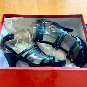 R2 Footwear Hendrix Women’s 3’ Black Heal